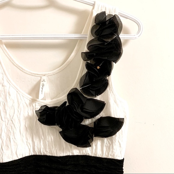 Medium tight body con black and white mini dress - Picture 2 of 4